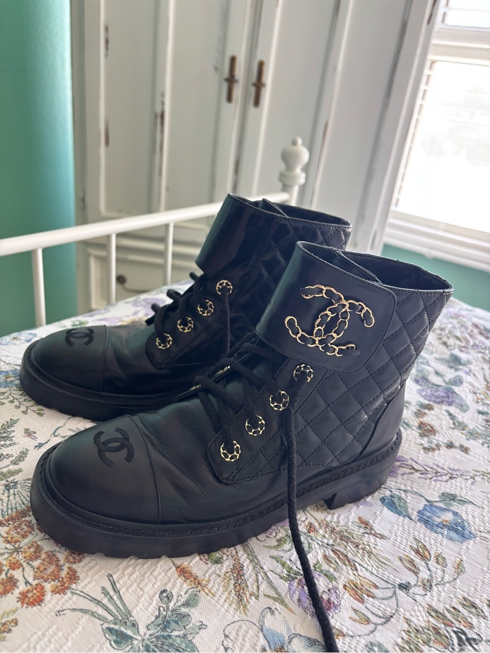 CHANEL 21A Black Quilted Leather Lace-Up Boots with Gold Chain CC - Picture 5 of 10